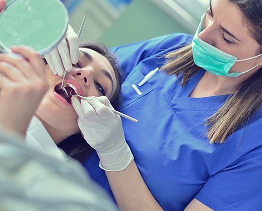 Проблема расшатывания зубов является необратимой, но ее можно стабилизировать, если заняться ей вовремя